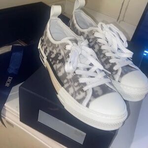 Size 9.5 Diors